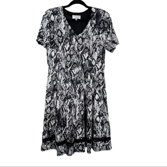 Signature by Robbie Bee Snake skin print V neck short sleeve Dress Size M - Picture 1 of 8